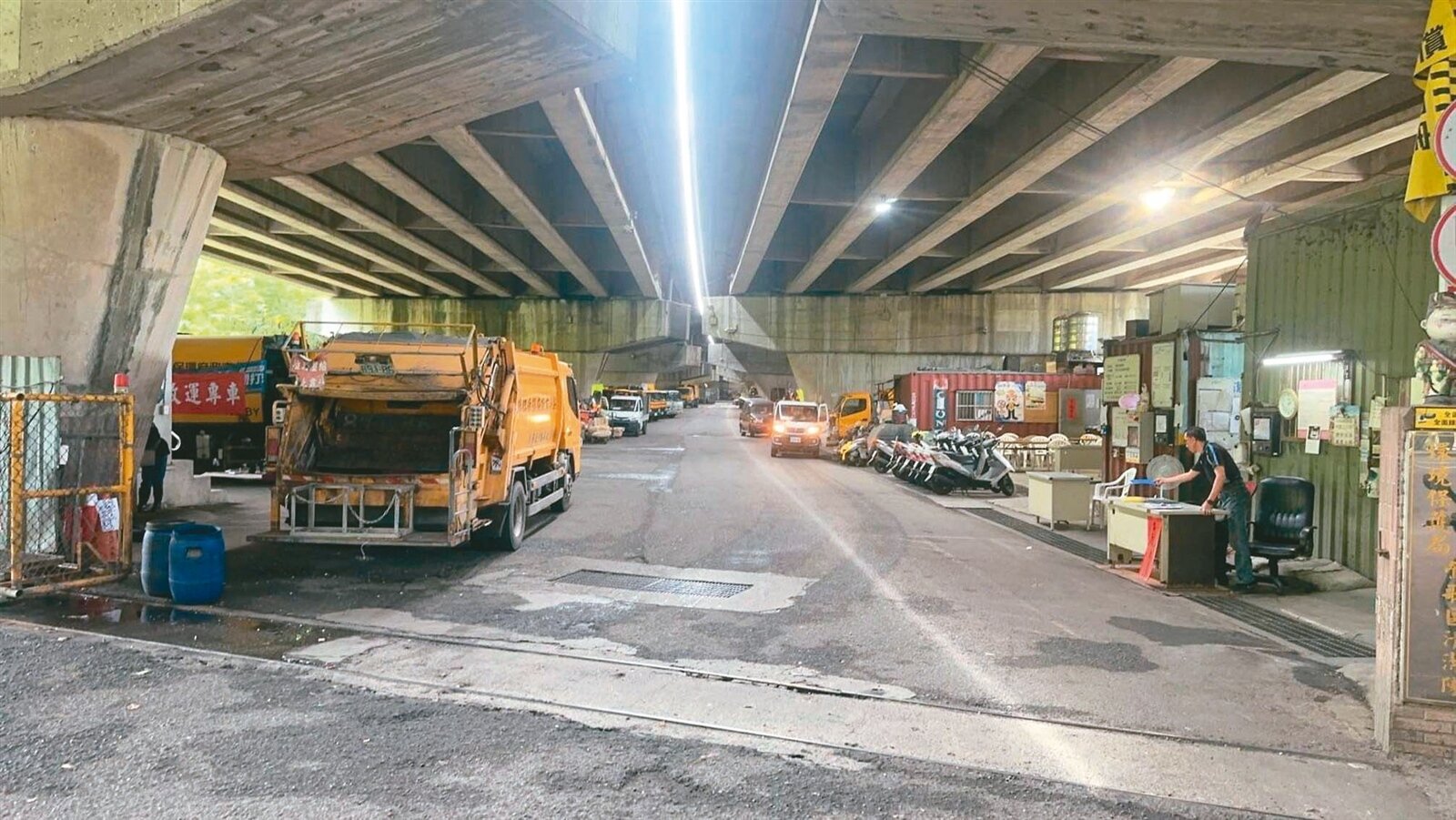 新北市鶯歌區清潔隊員位處國道三號下方,空間昏暗設備簡陋不足,難以負荷鶯歌的垃圾及資收量。本報資料照片