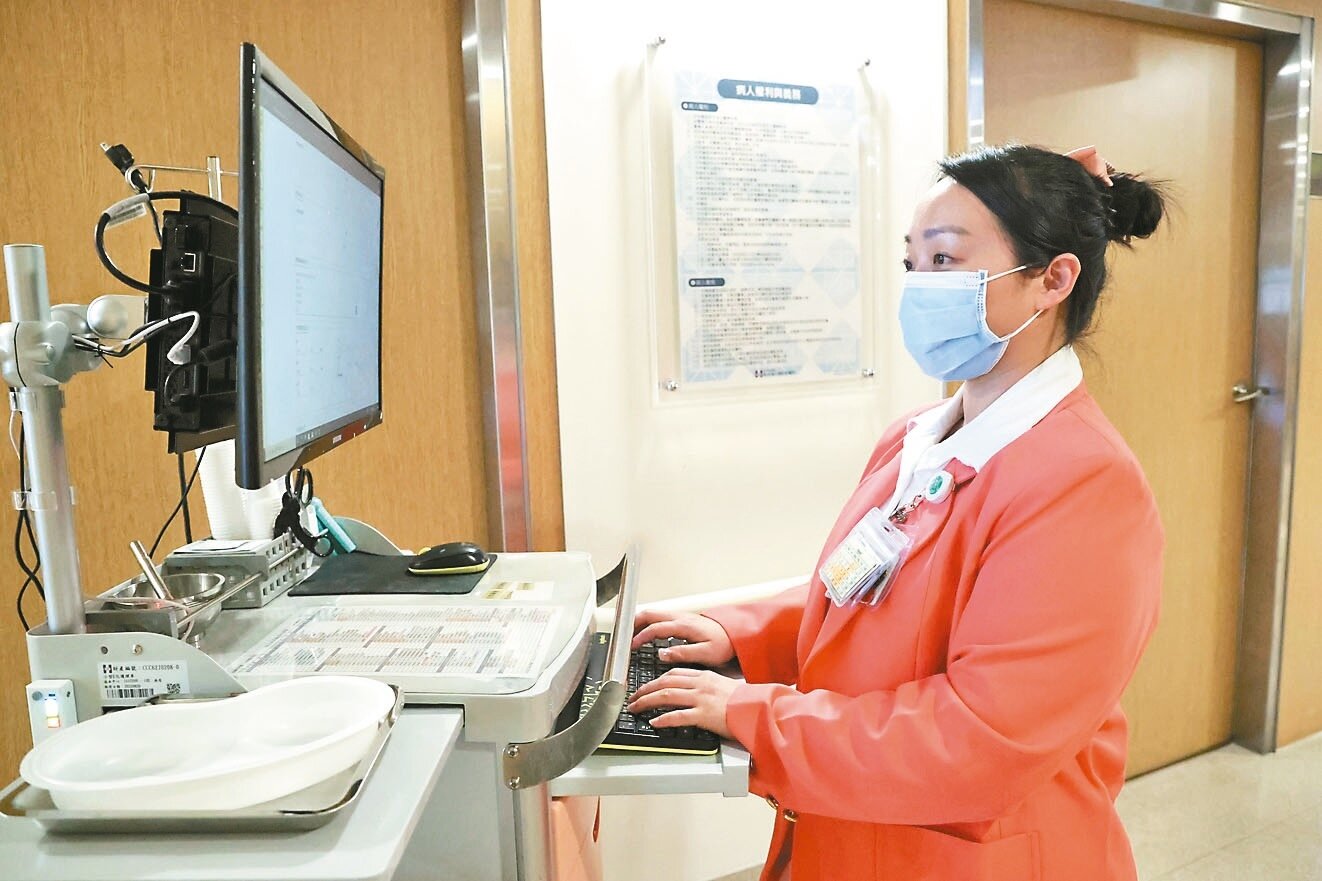 為了減輕病人經濟負擔，衛福部三年前推動「健保住院整合照護服務試辦計畫」，但因照護人力不足，以致成效不彰。護理界希望政府開放外籍護佐，昨獲正面回應。記者林伯東／攝影 