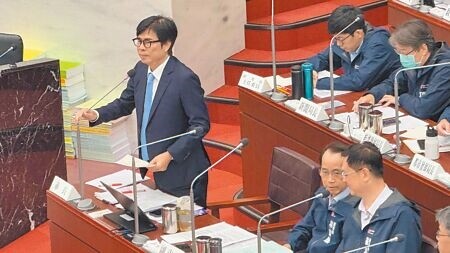 針對審計處指高市府公園處恐變錢坑,高雄市長陳其邁(左)26日反駁指出,高雄公園綠地面積及數量比台北還要多,但人員跟預算都比台北少,因此他會繼續支持公園處的人員及預算。(柯宗緯攝)