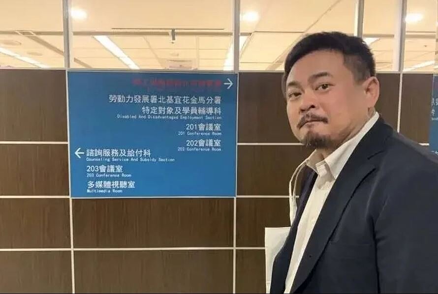 勞動部長洪申翰前往吳姓公務員生前任職的勞發署北區分署。圖／取自「洪申翰 Sun-Han」臉書
