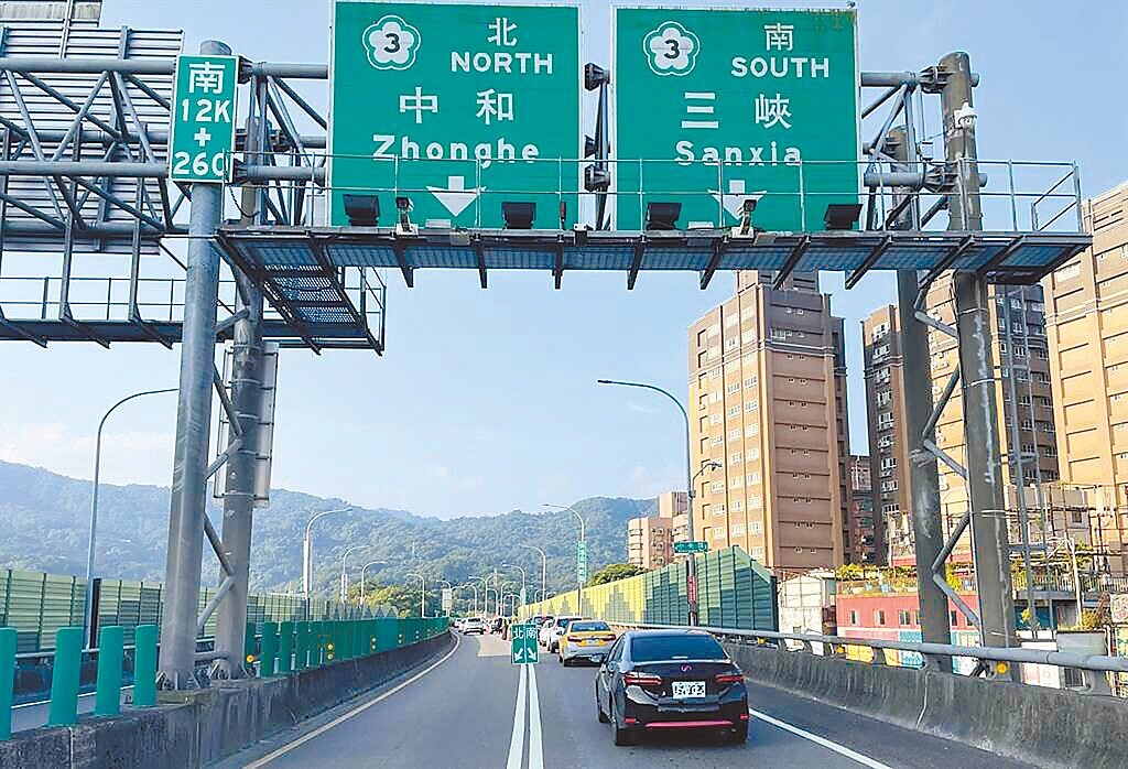 交通部公路局為改善國道3號土城至龍潭段塞車狀況,2021年起啟動「板龍快速道路計畫」,規畫台65快速道路自土城端延伸至三峽、鶯歌與桃園龍潭。(土城警分局提供/柯毓庭新北傳真)