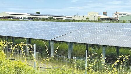 立委指出,業者開發光電化整為零,甚至地方出現光電包圍村莊,希望環境部嚴加督促。(本報資料照片)
