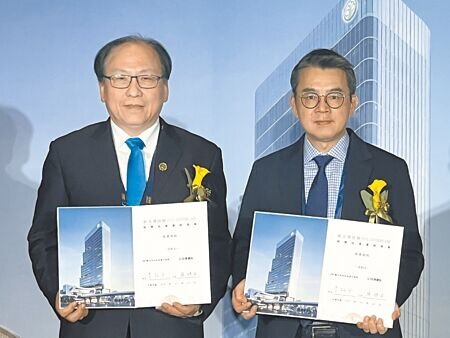 新北環狀線捷運板橋站開發案27日舉行簽約儀式,新北市捷運局長李政安(左)與冠德建設總經理張勝安(右)共同簽署投資契約。(王揚傑攝)
