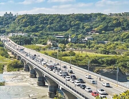 
桃園市大溪區假日塞車問題嚴重，地方期盼建置第3座橋梁紓解車流。市府工務局說，相關可行性評估已經完成。（呂筱蟬攝）
