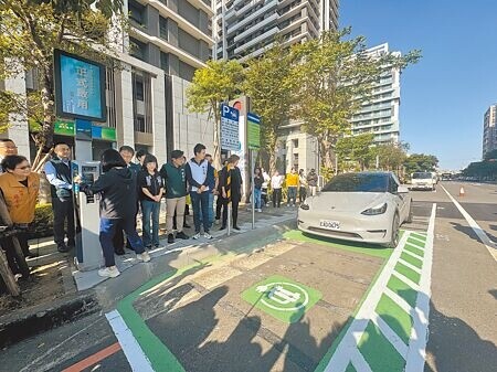 
台南市政府持續布建充電樁，永康東橋重劃區27日啟用5支「智慧路邊充電停車柱」暨「智匯共桿」，全市迄已完成建置31支，目標是建置60支。（曹婷婷攝）
