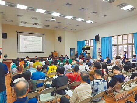 高鐵南延路廊方案將於年底定案,鐵道局將在高雄舉辦4場說明會,首場於27日在左營登場,吸引逾百民眾到場關心。(任義宇攝)