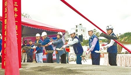 
台東新生路停五立體停車場27日動土，縣長饒慶鈴（右四）表示，這座立體停車場將兼具停車、商業及社福功能。（蔡旻妤攝）
