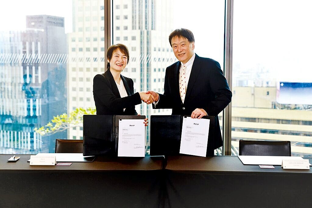 台北W飯店與萬豪國際集團續簽合作協議。左為萬豪集團大中華區總裁毛怡冰，右為統一集團及時代國際飯店公司董事長羅智先。圖／台北W飯店提供