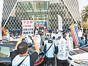 保障工作權、恢復勞健保…協商無進展　中運工會包圍中鋼大樓抗議　