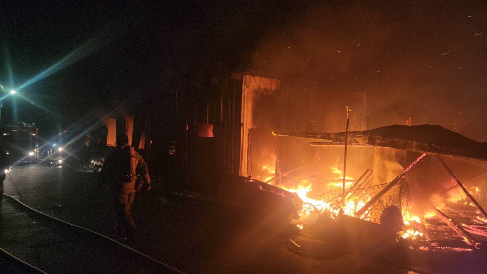 台南安南區本原街二段一處菜園遮雨棚失火，連一旁鐵皮屋民宅也燒毀。記者黃宣翰／攝影 