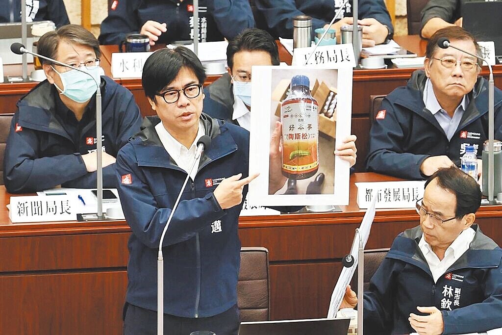 高雄陳家經營的高雄醫學大學附設中和紀念醫院及高雄高爾夫俱樂部近期遭高市府開鍘,遭外界質疑「高雄市長陳其邁槓上高雄陳家」,對此,陳其邁(前左)撂重話強調,市長的責任就是守護市民安全,沒有任何妥協。(高市府新聞局提供/洪浩軒高雄傳真)