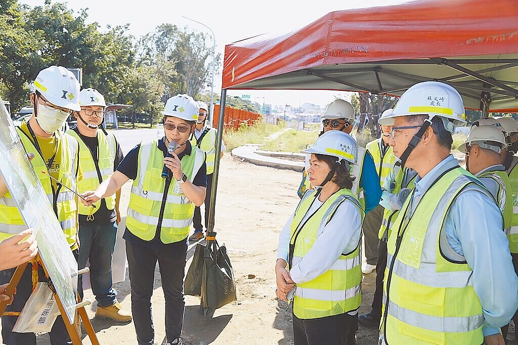 嘉義市「建國二村、復興新村地區市地重劃工程」進行中，嘉義市黃敏惠（右二）日前特地到場了解工程進度，聽取簡報。（嘉義市政府提供／呂妍庭嘉義傳真）