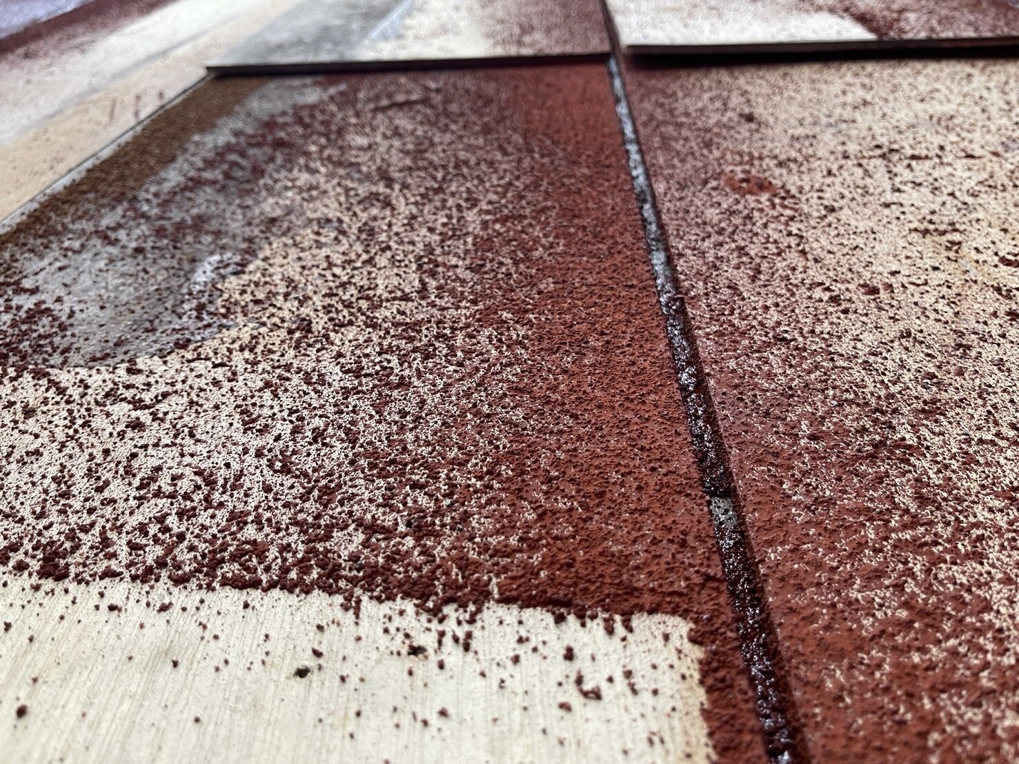 稽查人員沿水路上游巡查至新南路一段與中正路86巷交叉口,稽查時見溝渠上方有些許紅色殘渣殘留。圖:環保局提供