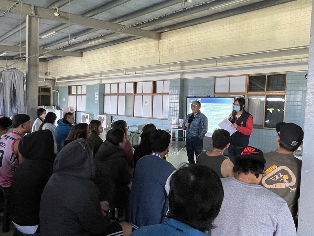 為避免移工朋友們日後疏忽未掛牌,楊梅分局持續至轄區內各工廠進行宣導。圖:警方提供