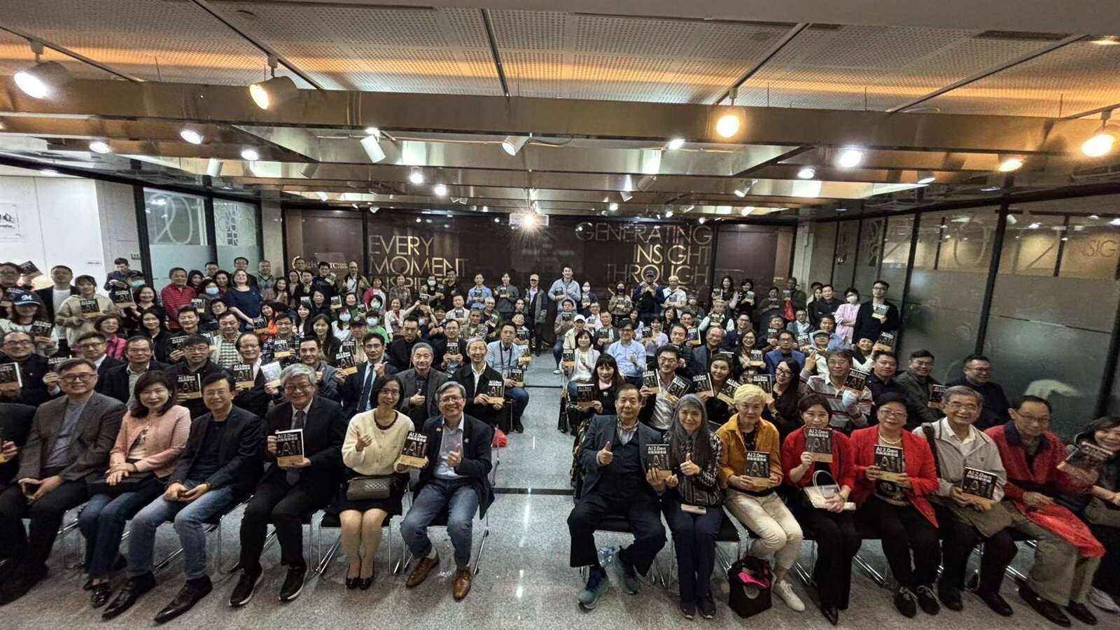 《AI 2.0時代的商業思維》新書發表暨簽書會。活動吸引各界關注,座位爆滿,場面熱烈。圖:張榮貴提供