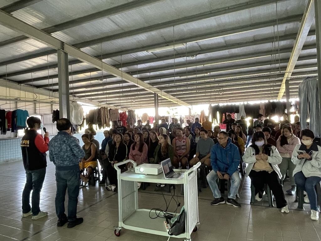 警方今日上午至合晶科技股份有限公司向廠內約80名外籍移工進行交通安全新制宣導。圖:警方提供