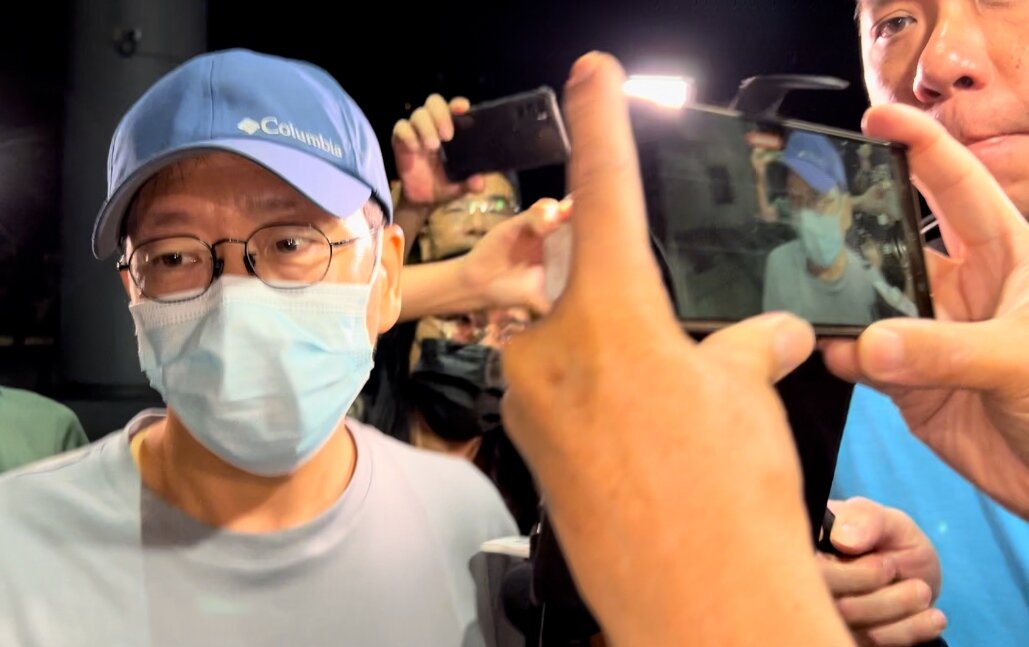 國民黨高雄市議員黃紹庭（左）涉詐領助理費，一度跑到中國大陸，9月29日她搭機返台入境就被拘提，檢方訊後聲押禁見獲准。本報資料照片 