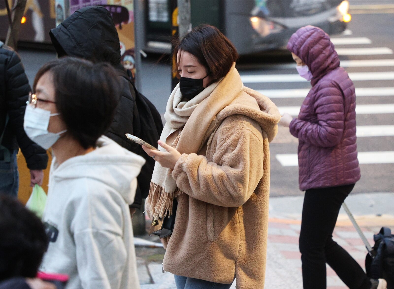 氣溫驟降,冬季白天黑夜溫差大,容易引發腦中風、心肌梗塞,醫師呼籲應注意保暖,睡覺時可戴上帽子以及圍巾,避免著涼。本報資料照片