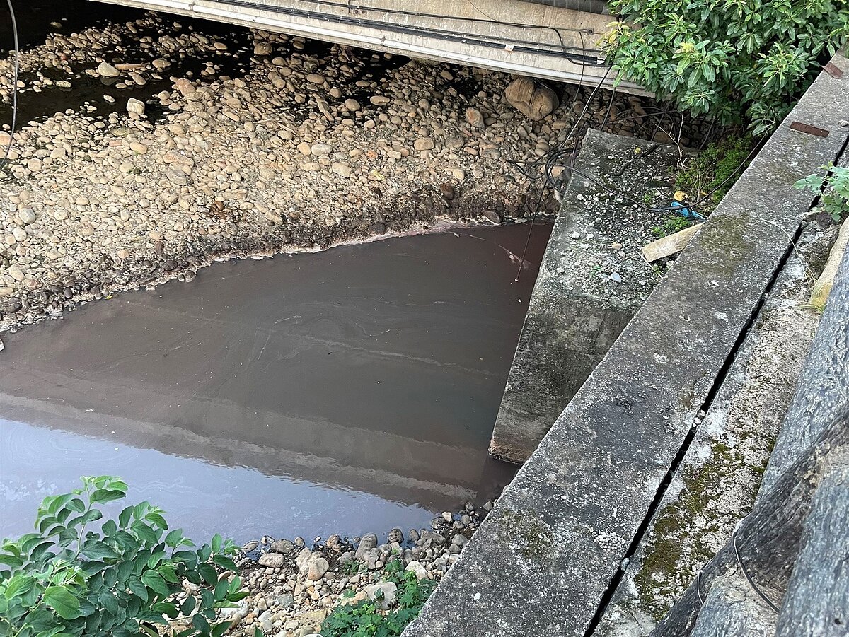 蘆竹區大坑溪染紅,桃園市環保局迅速抓元凶。圖/桃園市環保局提供