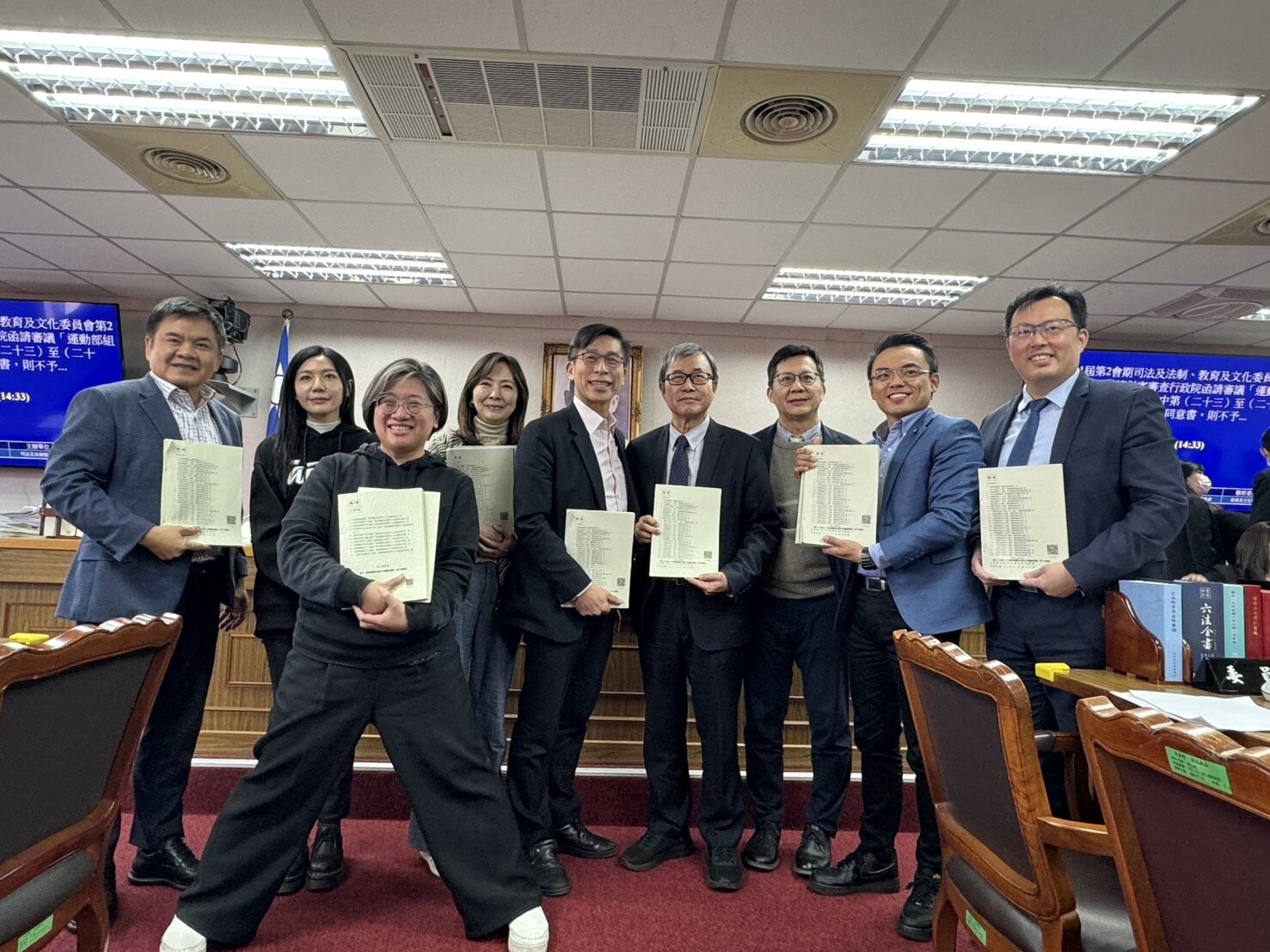 立法院司法及法制、教育及文化委員會昨天併案審查行政院、朝野立委所提運動部組織法草案等一部一署三中心的法案,絕大多數條文按照行政院提案初審通過;朝野立委於全數法案審查完畢後,和教育部長鄭英耀、體育署長鄭世忠開心合影留念。記者王千豪/攝影
