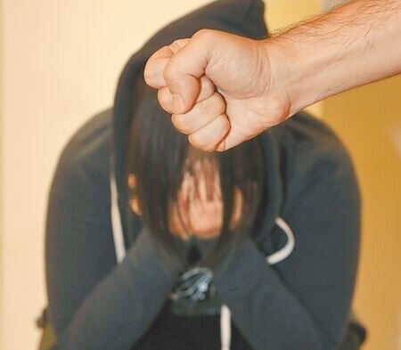 
行政院會28日通過《民法》修正草案，增訂父母管教不得對子女為身心暴力行為。圖為不當管教示意圖，非新聞當事人。（本報資料照片）
