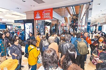 
新光三越台北站前店周年慶28日登場，首日業績估4億元。（吳松翰攝）
