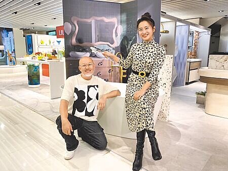 劉亮佐(左)、趙小僑夫妻28日出席KOHLER全新形象店開幕。(林奕如攝)