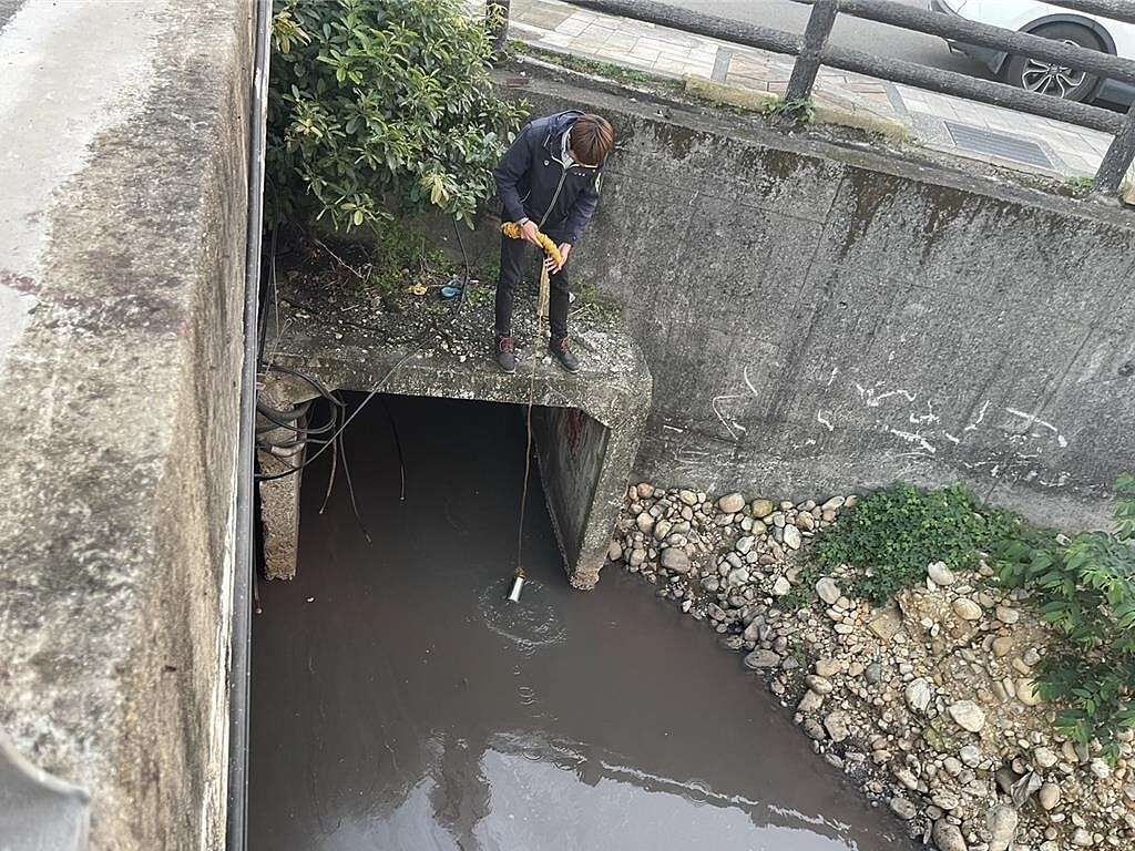 桃園市蘆竹區大坑溪27日遭染成紅色一片,經桃園市環保局稽查後是周邊不肖工程使用的紅色漆料而導致。圖/桃園市環保局提供