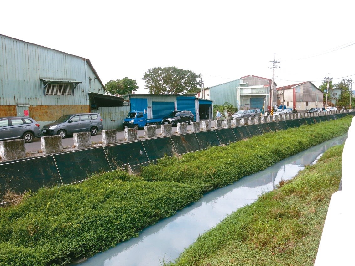 新北蘆洲水湳溝過去惡臭難聞、髒亂，水利局規畫改善工程近日完工，大幅改善。記者李成蔭／攝影 