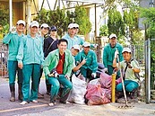 超人、郵差　龍潭大池掃垃圾