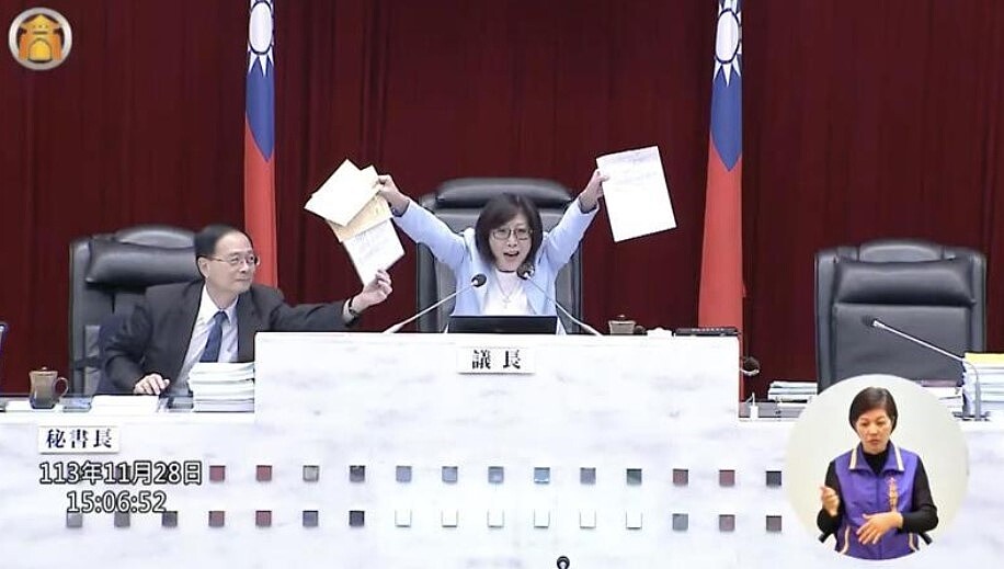 陳其邁5月責請政風處1個內提交調查報告,但時隔6個月,該份報告送到議會,議長康裕成當場發怒說「2個信封戴僅裝著1張紙?」根本不是調查報告,絲毫不尊重議會。圖/翻攝自高雄市議會直播