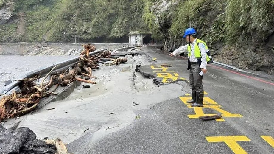 今年颱風接連侵襲,太魯閣長春祠停車場道路路基遭掏空。圖/太管處提供