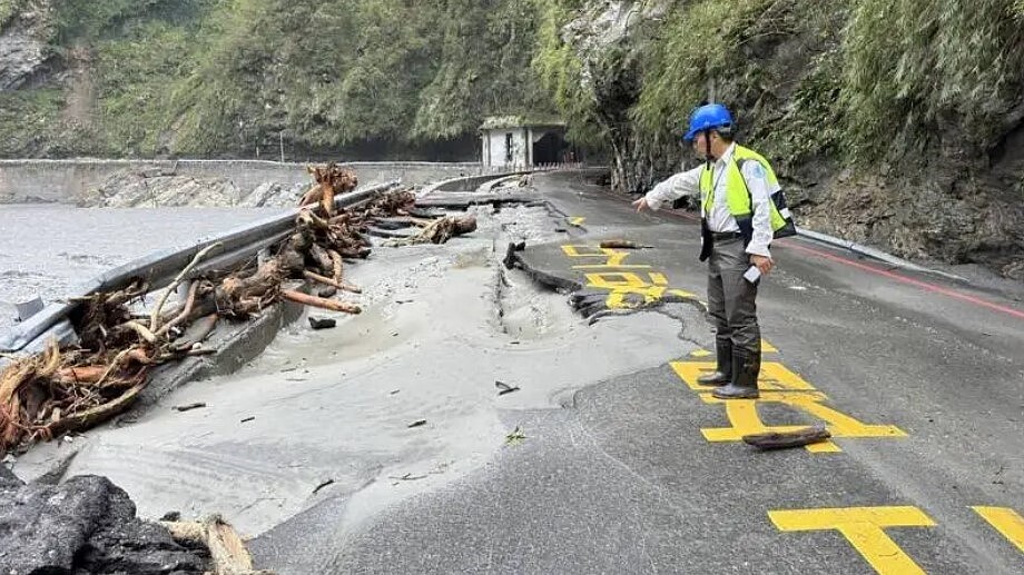 今年颱風接連侵襲，太魯閣長春祠停車場道路路基遭掏空。圖／太管處提供
