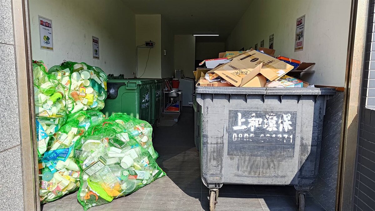 台南市爆發清運公司突臨時通知暫停收運垃圾,令大樓管委員和住戶相當困擾。圖/市議員黃肇輝提供