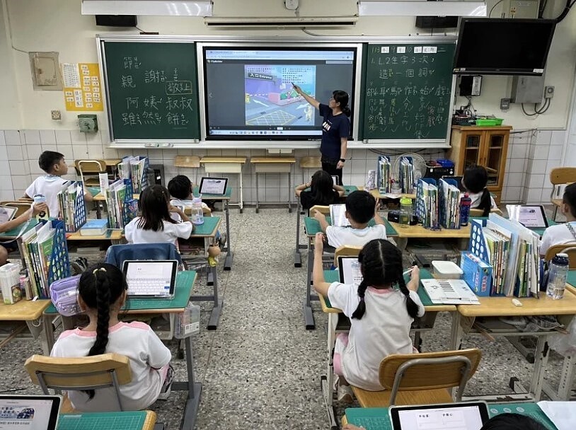 遠通攜手uTagGo、靖娟基金會推出《今天要去遊樂園》繪本進校。圖/遠通電收提供