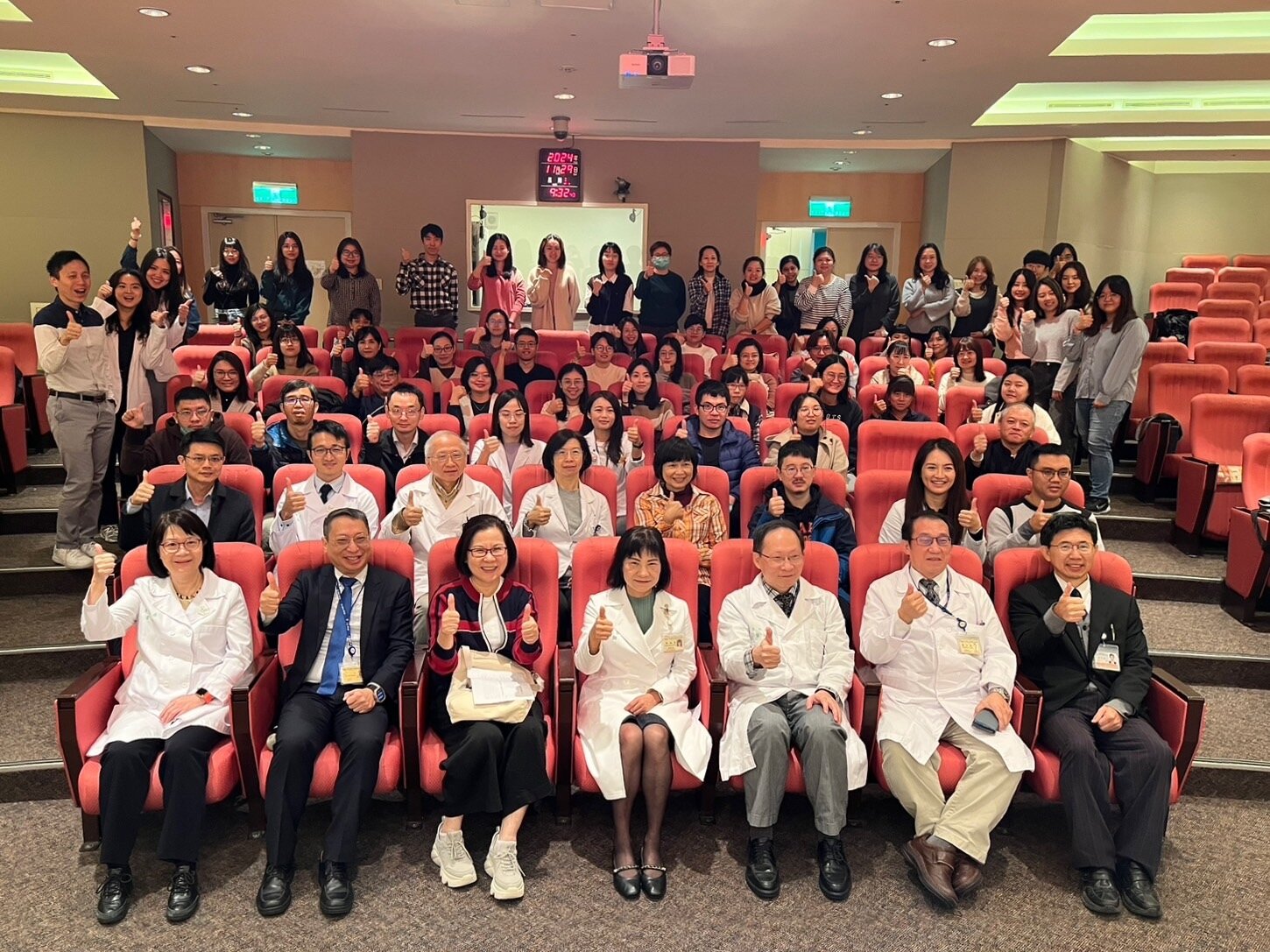 衛福部保護司司長張秀鴛(前排左3)、台大醫院兒保醫療中心主任呂立(左2)、台大醫院副院長高淑芬(左4)、台大兒童醫院院長李旺祚(右3)等人出席「台大醫療體系兒少保護醫療113年度成果發表會」。記者林琮恩/攝影