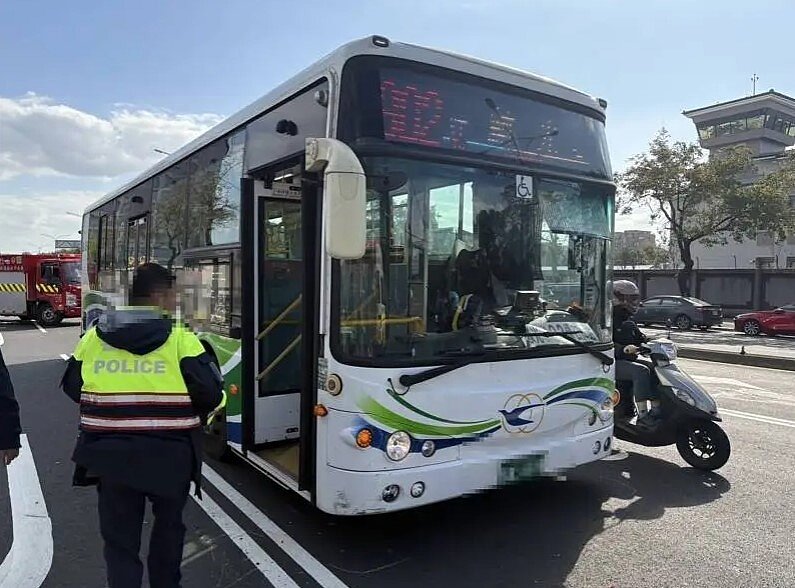 北市902線路指南客運公車，29日早上行經松山區，從後方追撞停等的機車騎士。圖／記者翁至成翻攝
