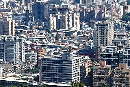 愈來愈多屋主售屋心態轉為可接受小幅讓利,帶動成交量回穩,11月大型房仲交易量多有月增1成以內的小幅回溫,不過年減幅仍超過30%。圖∕本報資料照片