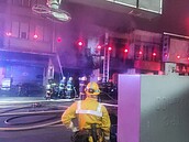 台中大甲凌晨娃娃機店火警　騎樓火光與爆炸聲嚇壞眾住戶