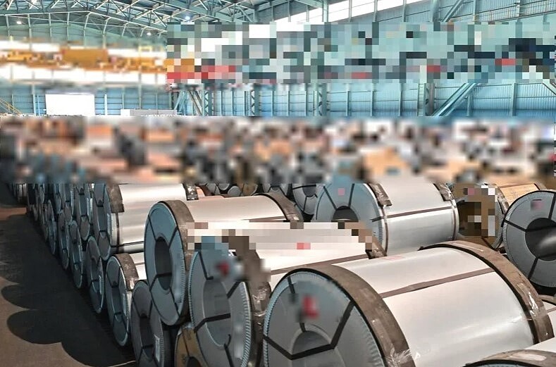 司機駕駛拖板車載運大型鋼捲,疑似因卸貨時發生問題,造成鋼捲掉落壓到頭部死亡。非事件現場,示意圖。圖/讀者提供