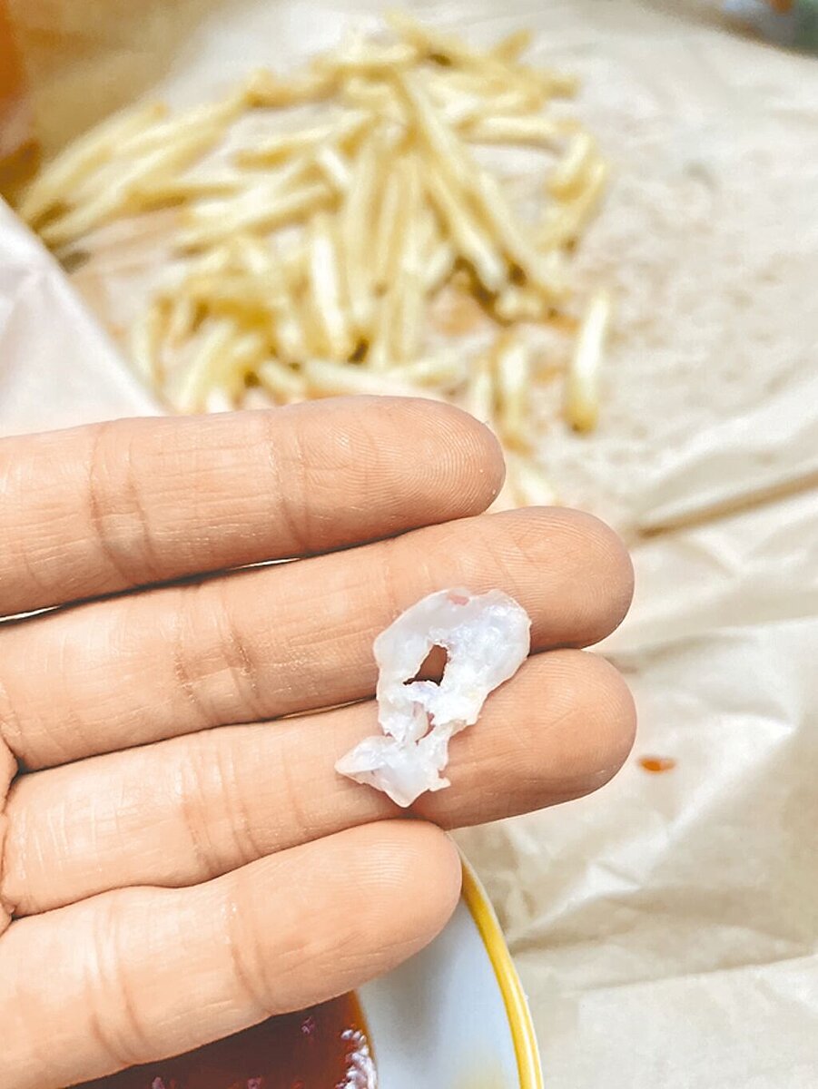 呂姓婦人25日至麥當勞蘆洲三民店外帶餐點，回家後驚見薯條裡有1塊「韌性偏硬的物品」，後證實為「薯條的塑膠包裝袋」，新北市衛生局要求業者限期改善。 圖／民眾提供
