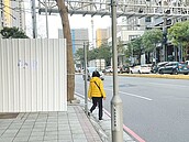 關埔空橋圍籬阻斷人行空間　挨批
