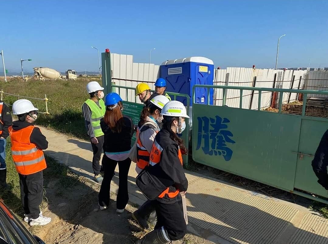 航空城拆遷戶各自重建家園因為進度不一,往往需要協調施工空間。圖/議員游吾和提供