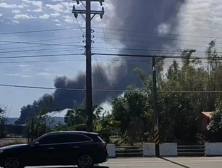 桃園楊梅工廠火警,造成下風處新竹湖口籠罩在黑煙空汙當中。圖/翻攝自網路社群