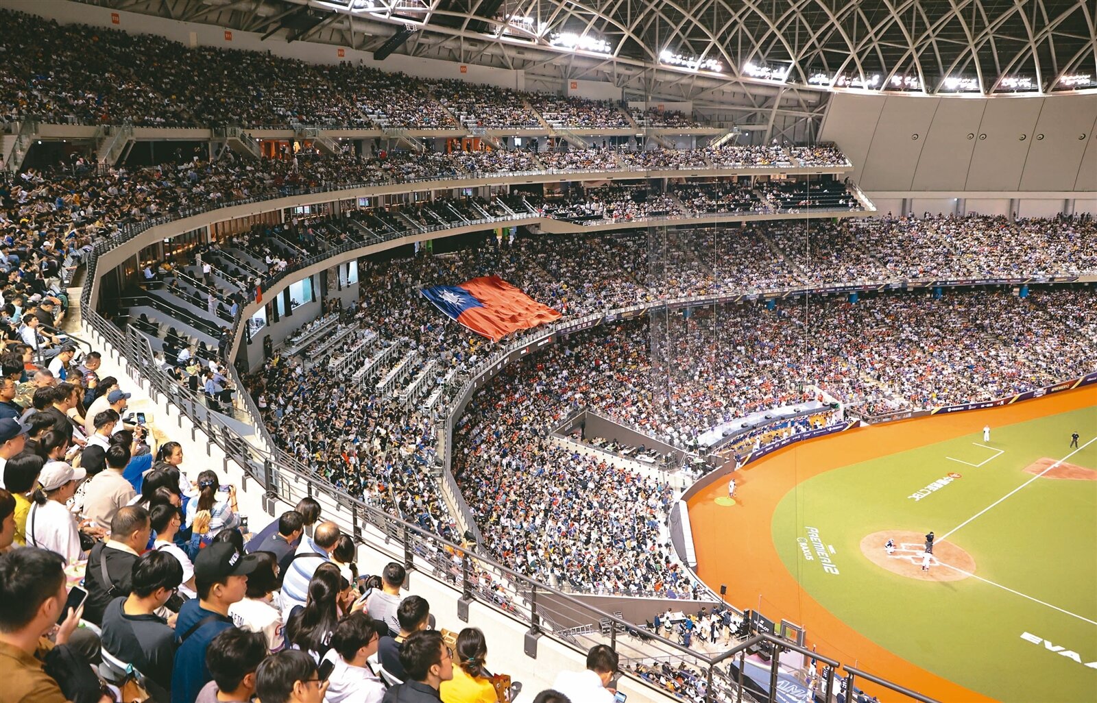 世界十二強棒球賽日前在台北大巨蛋登場,讓外縣市球迷羨慕台北有舒適的看球場地,引發幾個縣市也想蓋巨蛋,但學者和部分縣市都說要審慎評估。本報資料照片