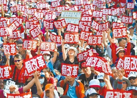 國民黨籍立院司委會召委吳宗憲5日將排審「公務人員退休資遣撫卹法」修正草案。圖為過去軍公教抗爭年金改革。(本報資料照片)