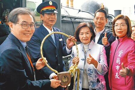 宜蘭與台北間鐵道11月30日是通車百周年,台鐵公司總經理馮輝昇(左起)、宜蘭站長謝炎達、宜蘭縣長林姿妙、宜蘭縣議長張勝德、宜蘭市長陳美玲等人,在宜蘭站完成路牌交接儀式。(李忠一攝)