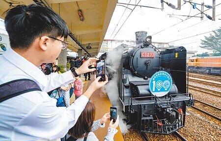 宜蘭與台北間鐵道11月30日是通車百周年,台鐵公司復刻百年前通車首航,附掛6節莒光號車廂的「蒸機女王」CT273抵達宜蘭站時,不少民眾在月台迎接、拍照。(李忠一攝)