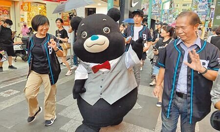 台北市吉祥物「熊讚」被議員質疑是支出大於收入成為「賠錢貨」,建議市府比照日本「熊本熊」的零授權金,以創造更大經濟效益。(本報資料照片)