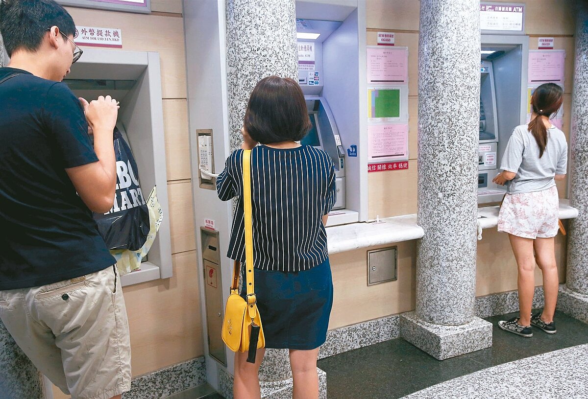 桃園邱姓商人猝逝,拋棄繼承的妻子於喪夫第二日利用ATM轉帳或提領現金,將丈夫帳戶內的450萬元領走,支付喪葬費、償還貸款、保險及所得稅共273萬餘元後,剩餘還給婆婆,遭婆婆怒告詐領,媳婦刑事部分被判3月徒刑,民事部分,法官則要媳婦先還273餘萬,婆婆再將該付、該給的273萬元給媳婦,可上訴。示意圖/聯合報系資料